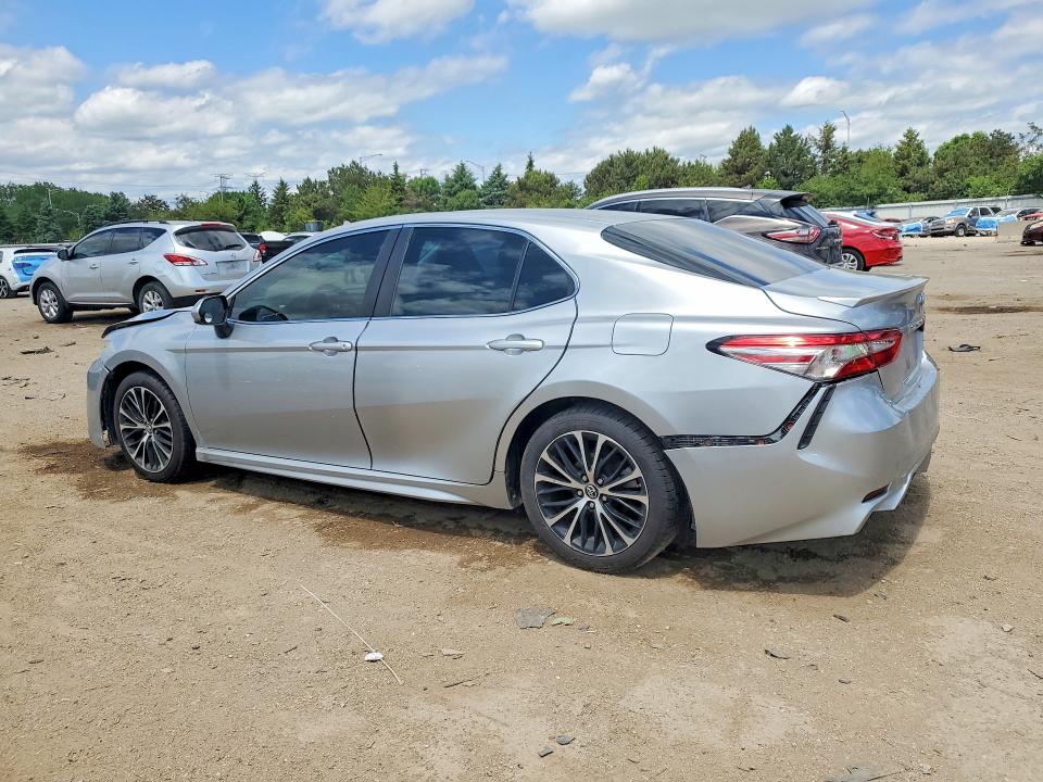 53934016 :رقم المزاد ، 4T1B11HK5JU107570 vin ، 2018 Toyota Camry مزاد بيع