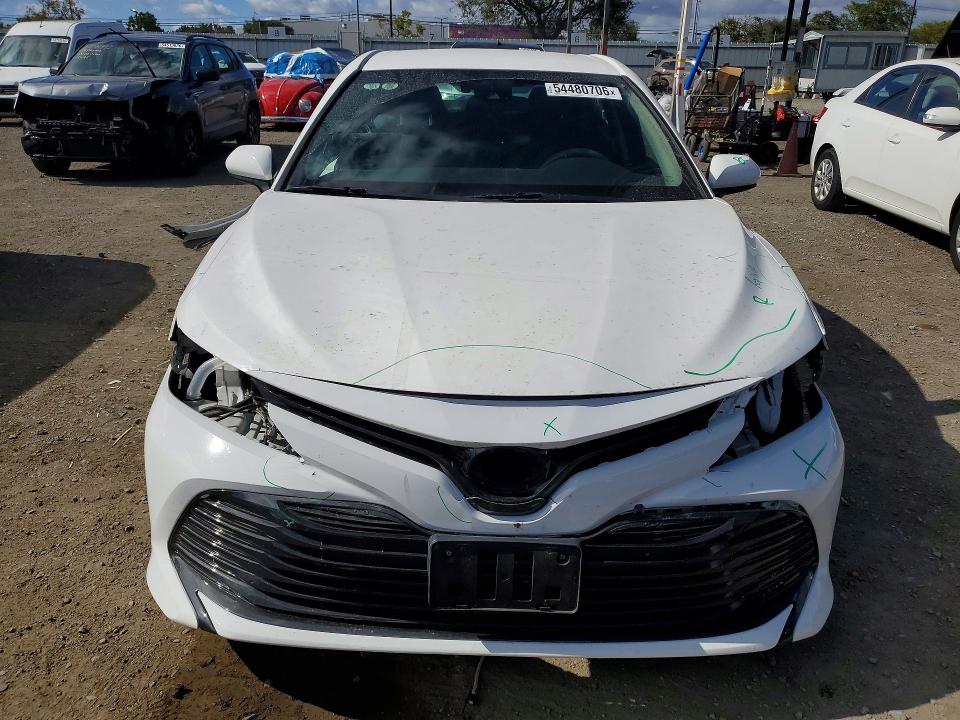 54480706 :رقم المزاد ، 4T1B31HK1JU501173 vin ، 2018 Toyota Camry مزاد بيع