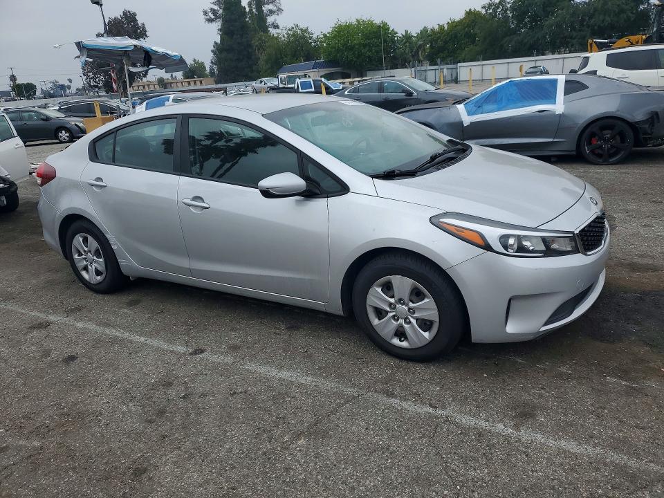 52225316 :رقم المزاد ، 3KPFL4A76JE272968 vin ، 2018 Kia Forte مزاد بيع