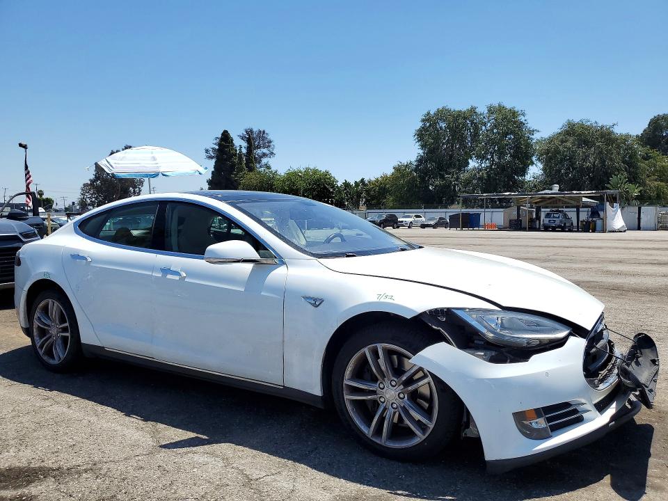 52438456 :رقم المزاد ، 5YJSA1CG8DFP23087 vin ، 2013 Tesla Model S مزاد بيع