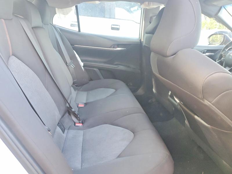 53121106 :رقم المزاد ، 4T1B31HK1JU003653 vin ، 2018 Toyota Camry مزاد بيع