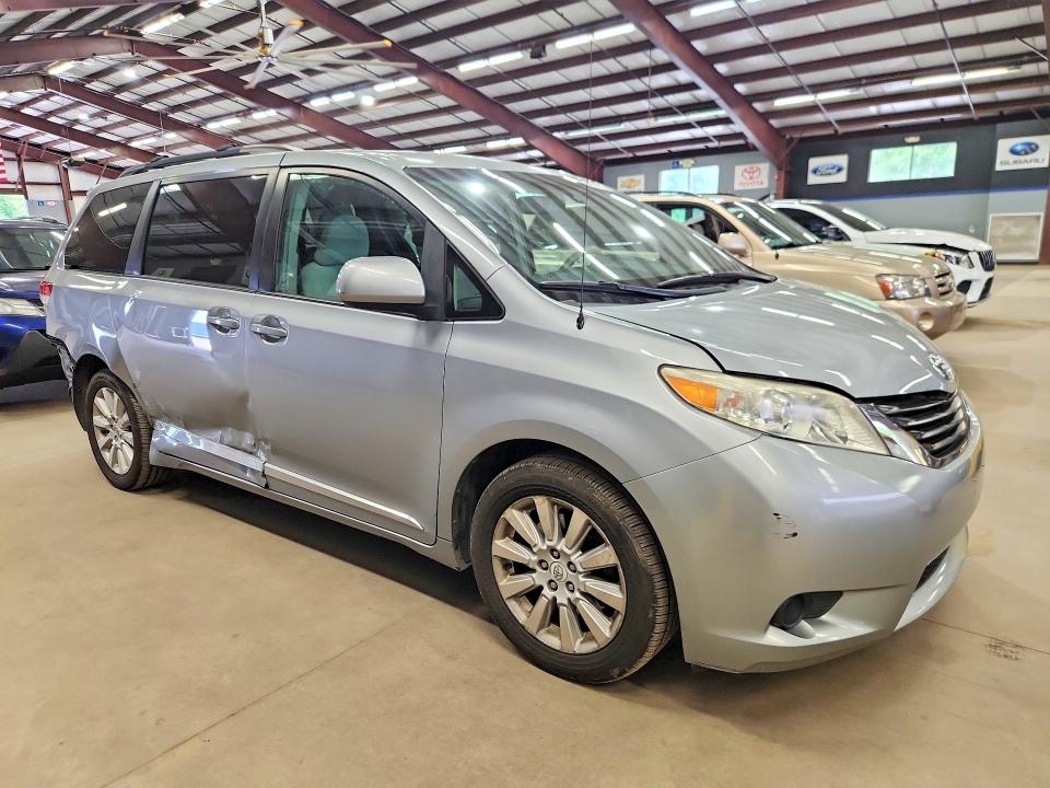 2011 Toyota Sienna მანქანა იყიდება აუქციონზე, vin: 5TDJK3DC2BS027446, აუქციონის ნომერი: 54631226