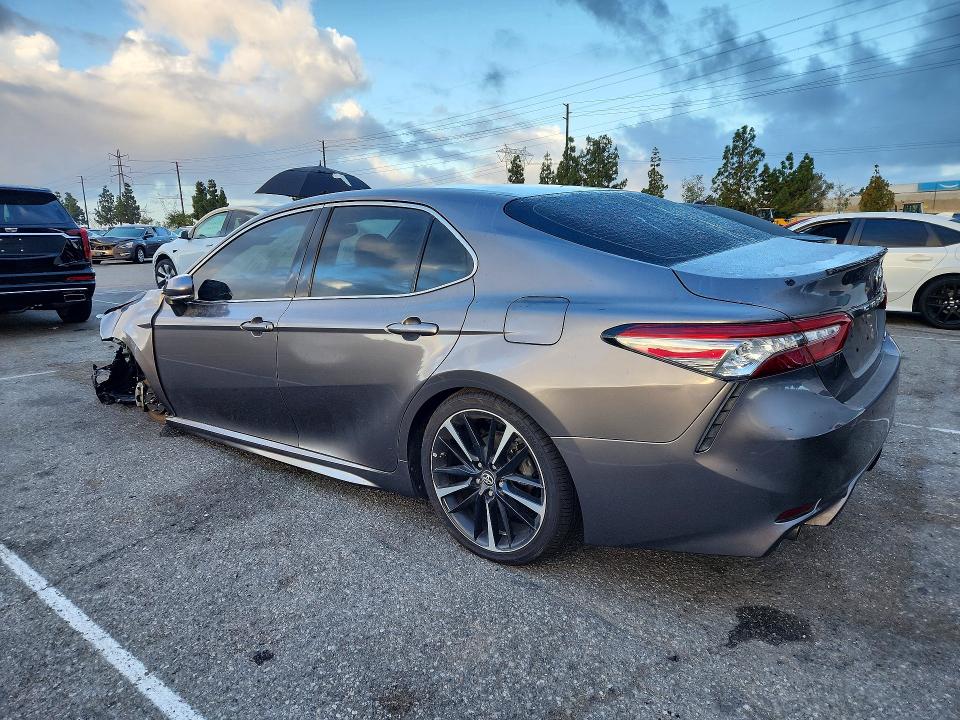 54690426 :رقم المزاد ، 4T1B61HK6JU105862 vin ، 2018 Toyota Camry مزاد بيع