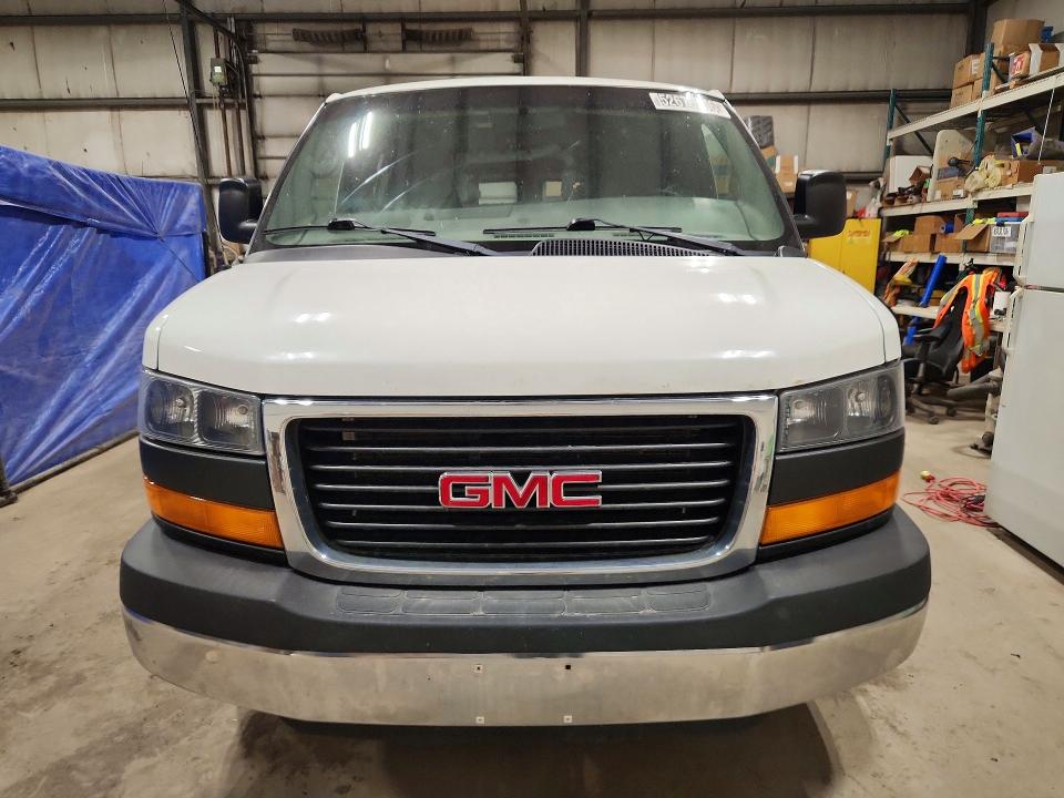 52675206 :رقم المزاد ، 1GTW7FCF2F1174292 vin ، 2015 Gmc Savana مزاد بيع