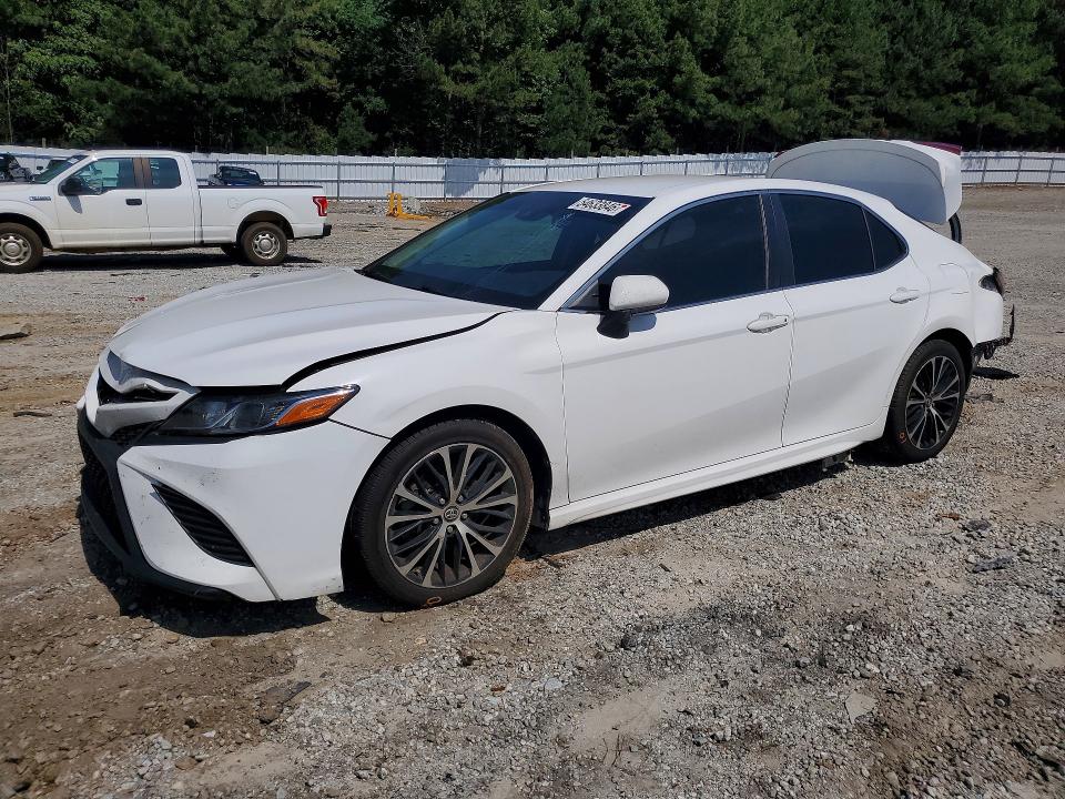 54633846 :رقم المزاد ، 4T1B11HK4JU101470 vin ، 2018 Toyota Camry مزاد بيع