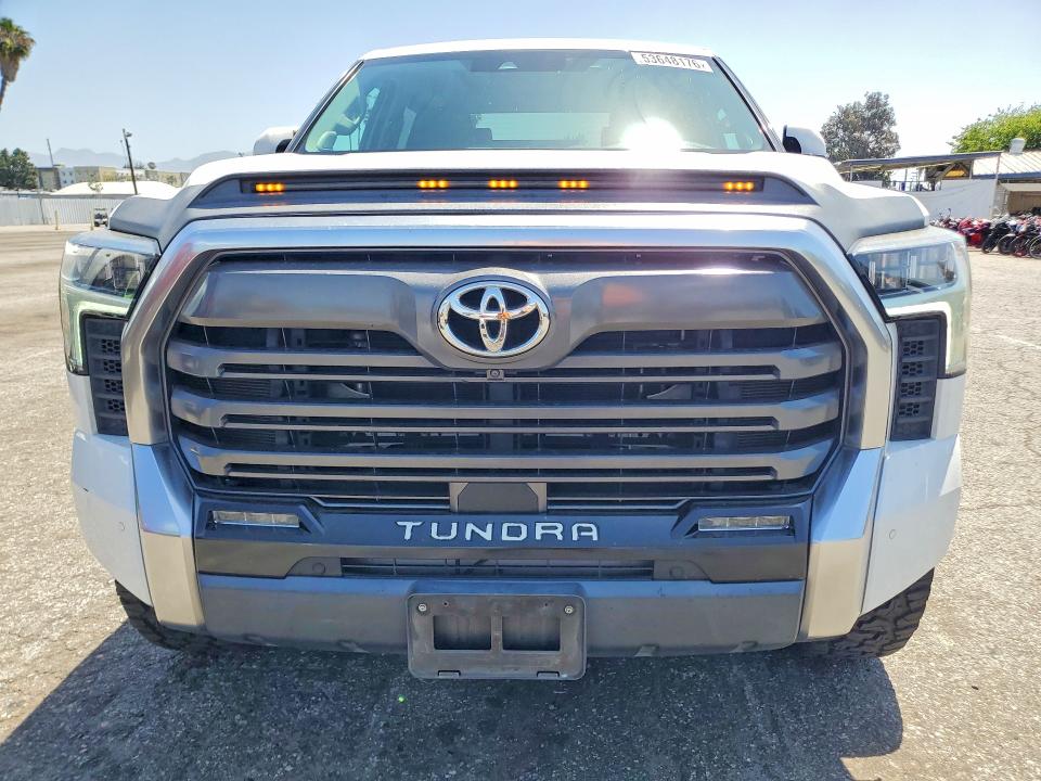 Продажа на аукционе авто 2022 Toyota Tundra, vin: 5TFJA5BC3NX001048, номер лота: 53648176