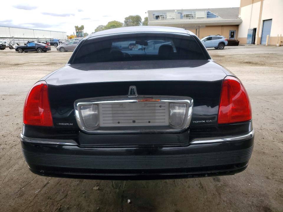 55561226 :رقم المزاد ، 1LNHM82W26Y646556 vin ، 2006 Linc Town Car مزاد بيع