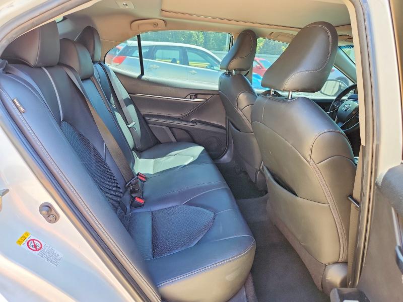 52331046 :رقم المزاد ، 4T1B61HKXJU084028 vin ، 2018 Toyota Camry مزاد بيع