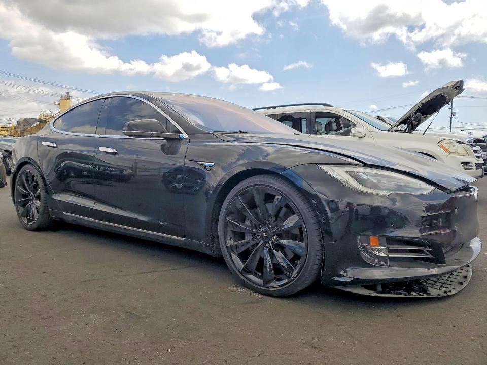 55045946 :رقم المزاد ، 5YJSA1E23JF276987 vin ، 2018 Tesla Model S مزاد بيع