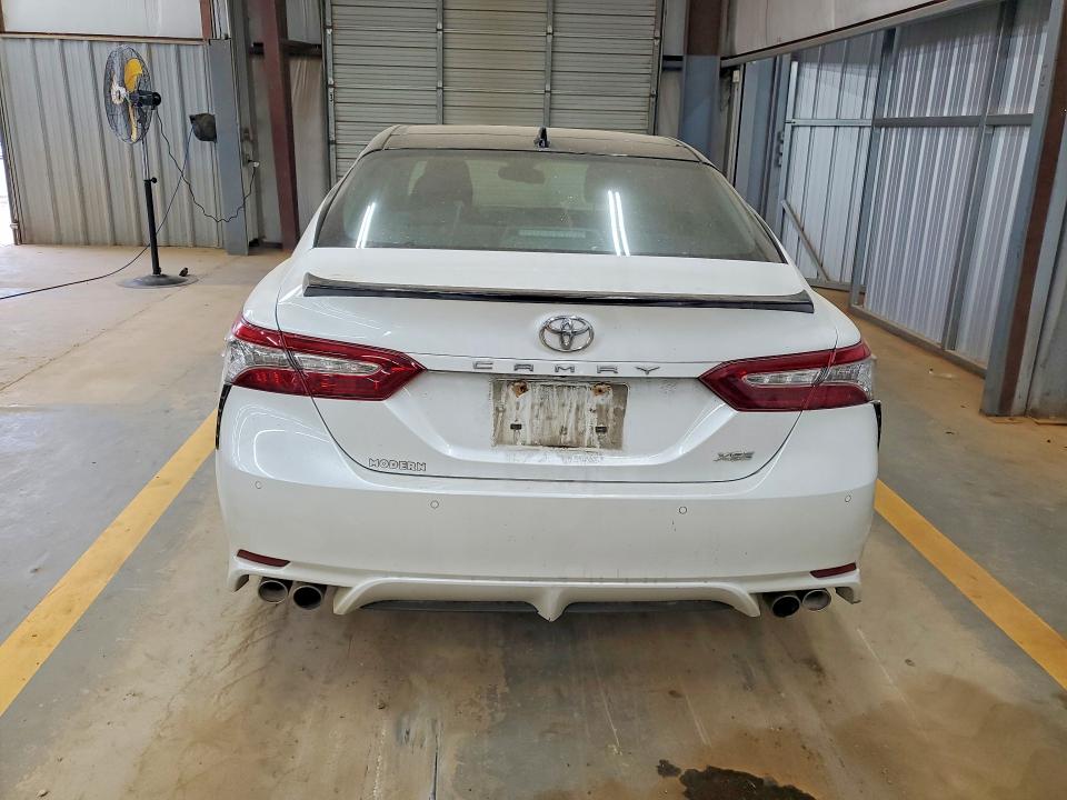 52372696 :رقم المزاد ، 4T1BZ1HK2JU021268 vin ، 2018 Toyota Camry مزاد بيع
