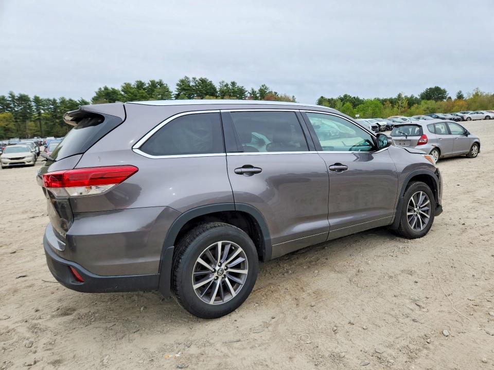 Продажа на аукционе авто 2017 Toyota Highlander, vin: 5TDJZRFH3HS381945, номер лота: 52987296