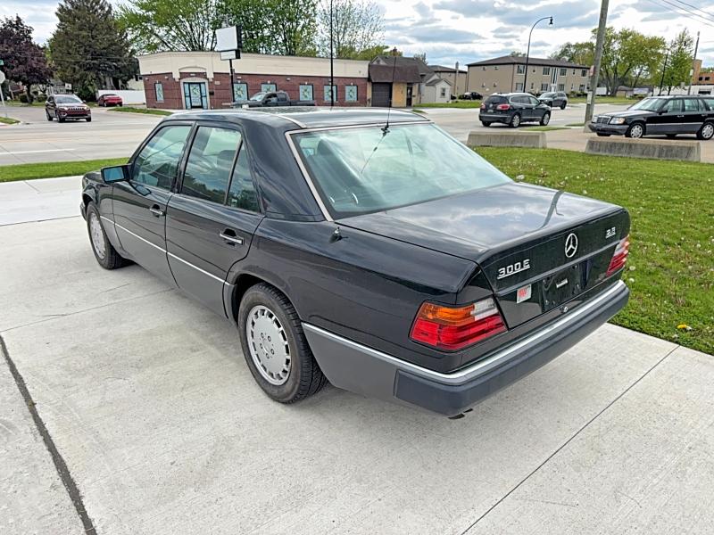 52910686 :رقم المزاد ، WDBEA28E4PB858079 vin ، 1993 Mercedes-benz 300 مزاد بيع
