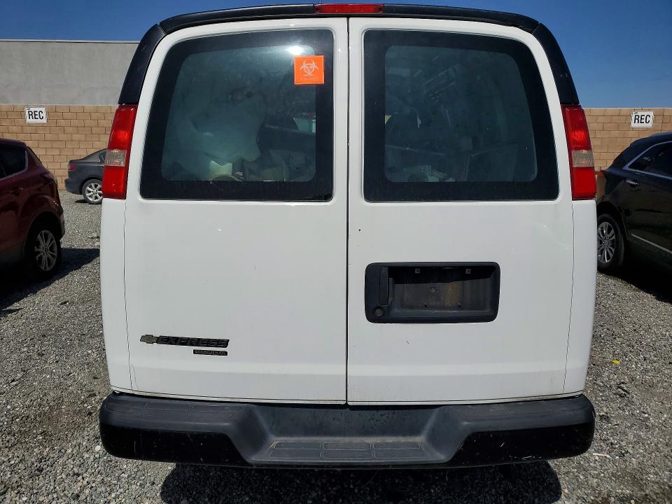 53910946 :رقم المزاد ، 1GCWGFFF8F1106493 vin ، 2015 Chevrolet Express 2500 مزاد بيع