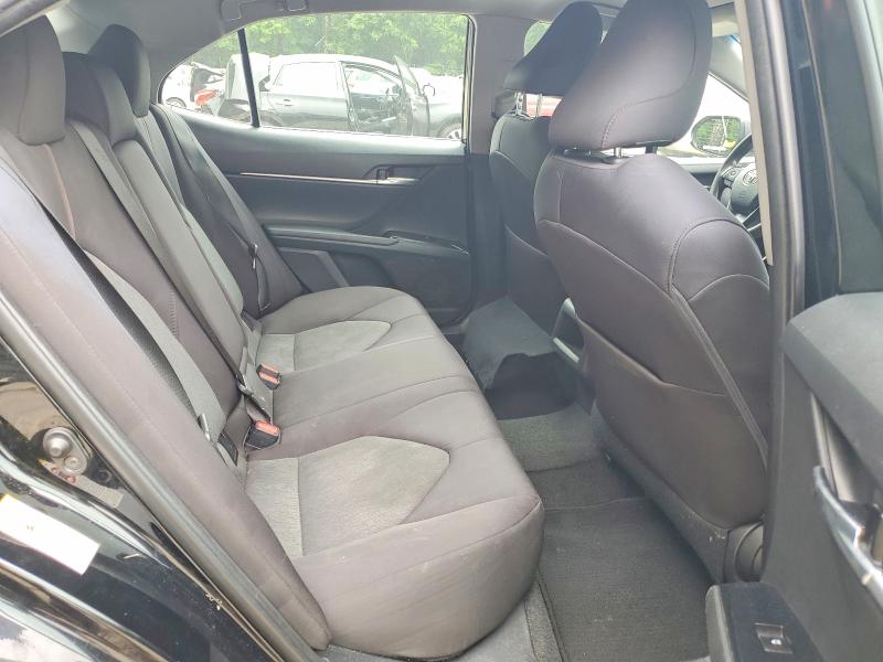 51300686 :رقم المزاد ، 4T1B11HK0JU602811 vin ، 2018 Toyota Camry مزاد بيع