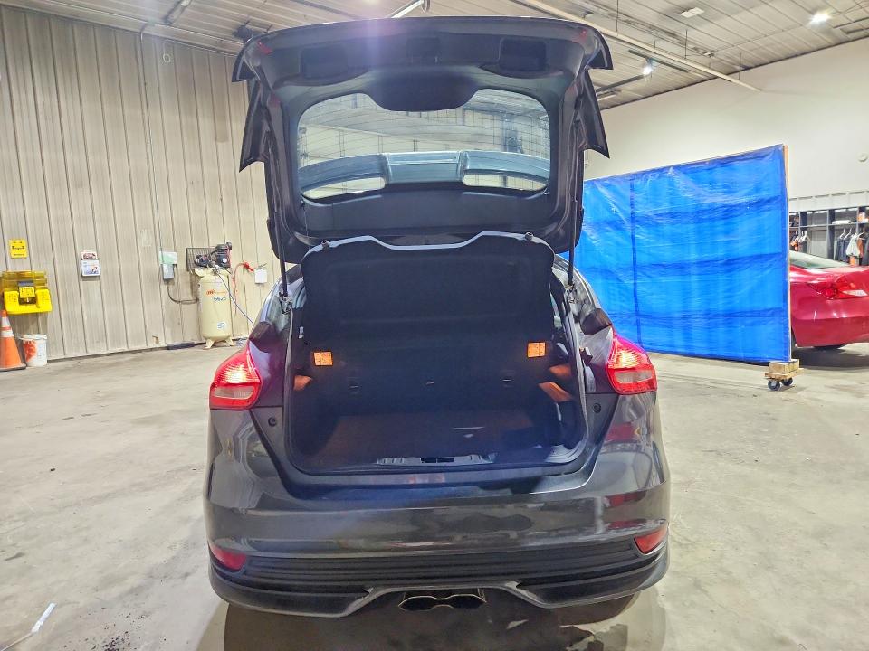 53993986 :رقم المزاد ، 1FADP3L92FL353104 vin ، 2015 Ford Focus مزاد بيع