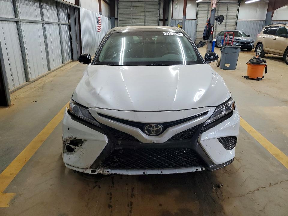 52372696 :رقم المزاد ، 4T1BZ1HK2JU021268 vin ، 2018 Toyota Camry مزاد بيع