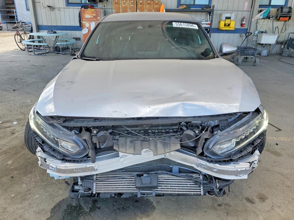 55615896 :رقم المزاد ، 1HGCV1F3XJA252535 vin ، 2018 Honda Accord مزاد بيع