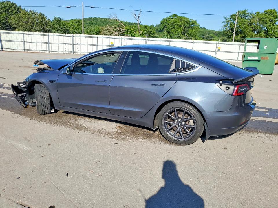 53342526 :رقم المزاد ، 5YJ3E1EAXJF028137 vin ، 2018 Tesla Model 3 مزاد بيع