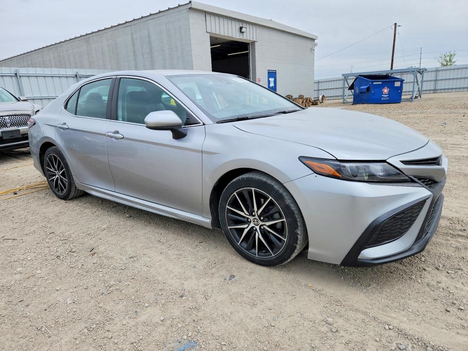 52366826 :رقم المزاد ، 4T1G11AK7MU517985 vin ، 2021 Toyota Camry مزاد بيع