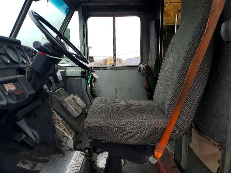 53539216 :رقم المزاد ، 4UZA4FF41YCF81362 vin ، 2000 Freightliner Mt45 Chassis مزاد بيع