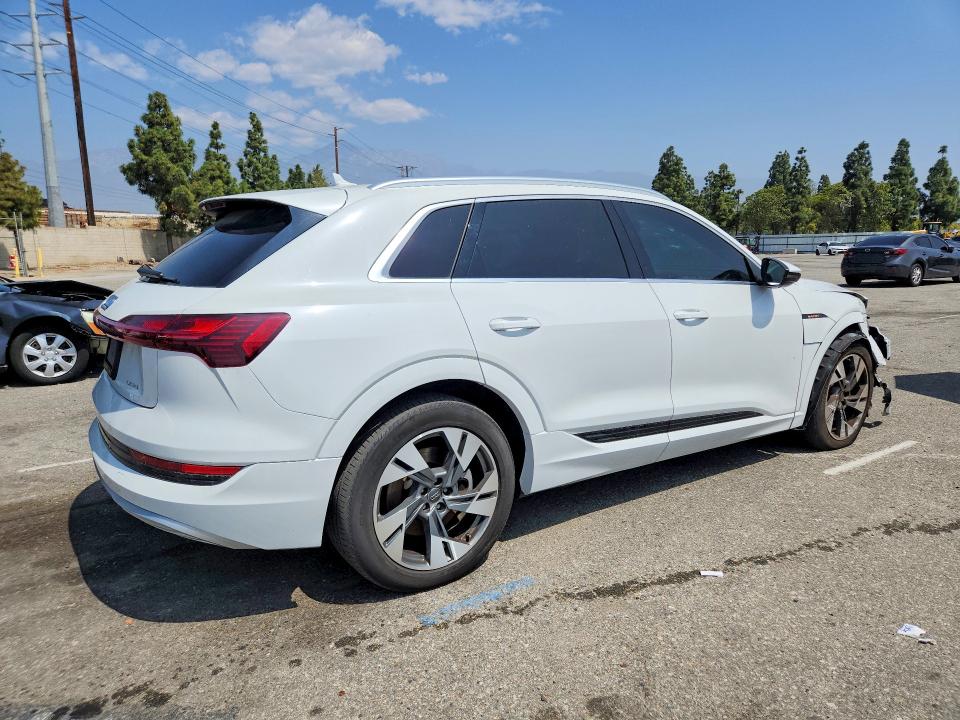 Продажа на аукционе авто 2022 Audi E-tron, vin: WA1AAAGE9NB024506, номер лота: 51901576