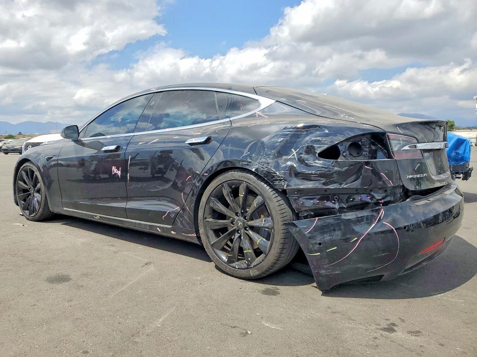 55045946 :رقم المزاد ، 5YJSA1E23JF276987 vin ، 2018 Tesla Model S مزاد بيع