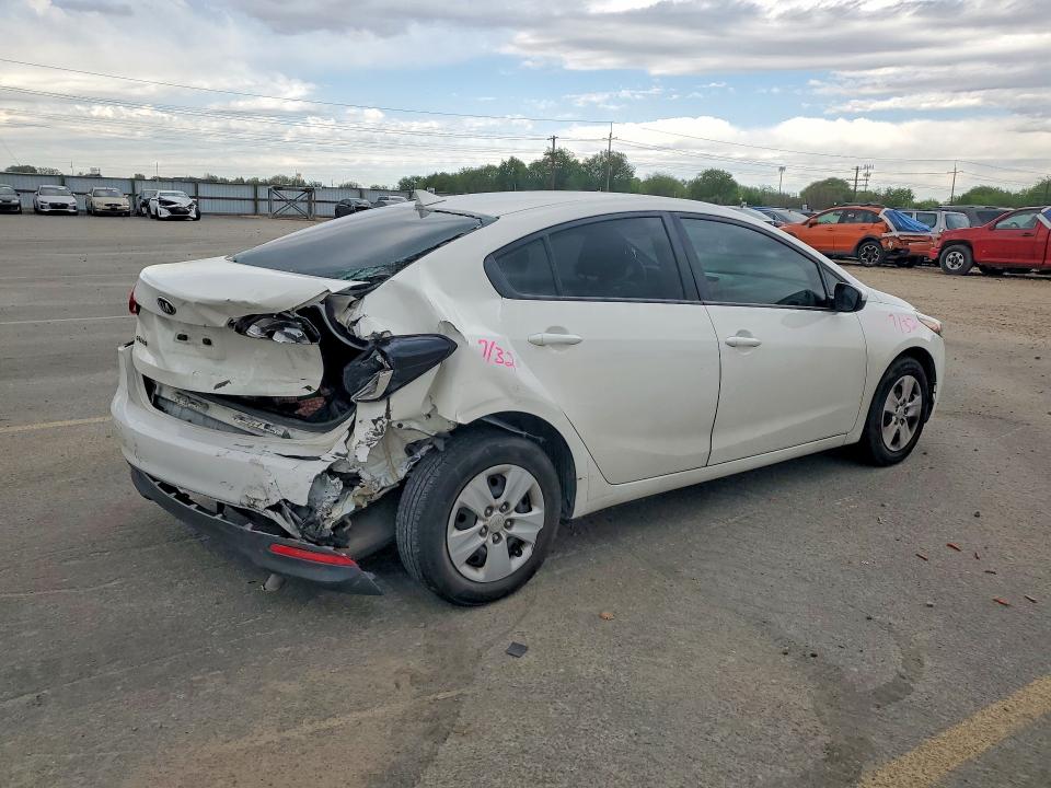 53263096 :رقم المزاد ، 3KPFK4A71JE175373 vin ، 2018 Kia Forte مزاد بيع