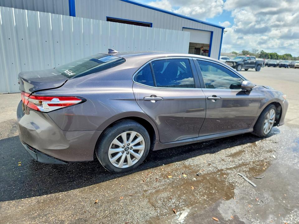 54198856 :رقم المزاد ، 4T1C11AK0LU942350 vin ، 2020 Toyota Camry مزاد بيع