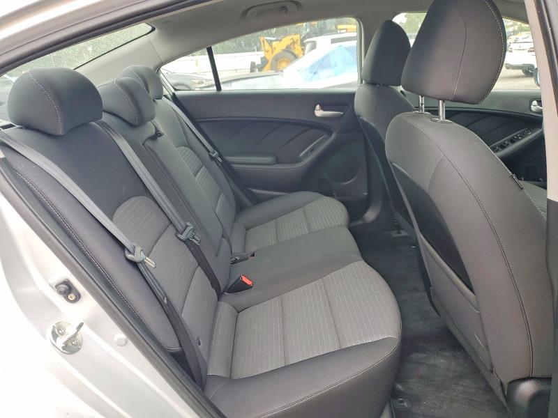 52225316 :رقم المزاد ، 3KPFL4A76JE272968 vin ، 2018 Kia Forte مزاد بيع