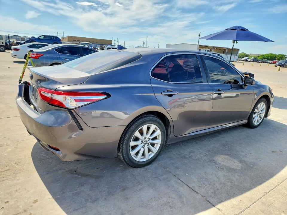 53885226 :رقم المزاد ، 4T1C11AK1LU942941 vin ، 2020 Toyota Camry مزاد بيع