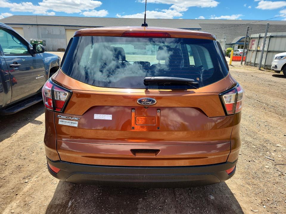 2017 Ford Escape მანქანა იყიდება აუქციონზე, vin: 1FMCU0F72HUD39994, აუქციონის ნომერი: 53509086
