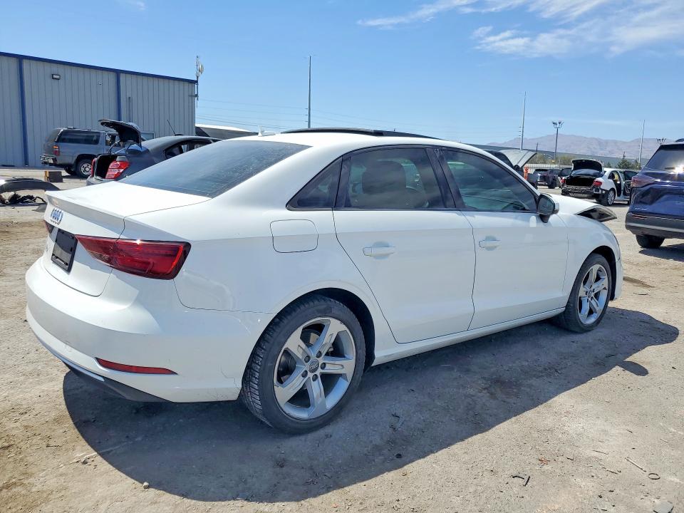Продажа на аукционе авто 2017 Audi A3, vin: WAUAUGFFXH1035645, номер лота: 53690956