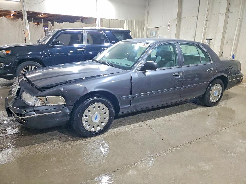 2005 Ford Crown Victoria მანქანა იყიდება აუქციონზე, vin: 2FAHP71W55X136827, აუქციონის ნომერი: 52683546