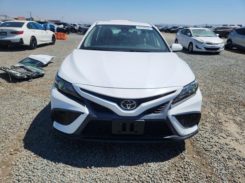 54150666 :رقم المزاد ، 4T1G11AK8MU536903 vin ، 2021 Toyota Camry مزاد بيع