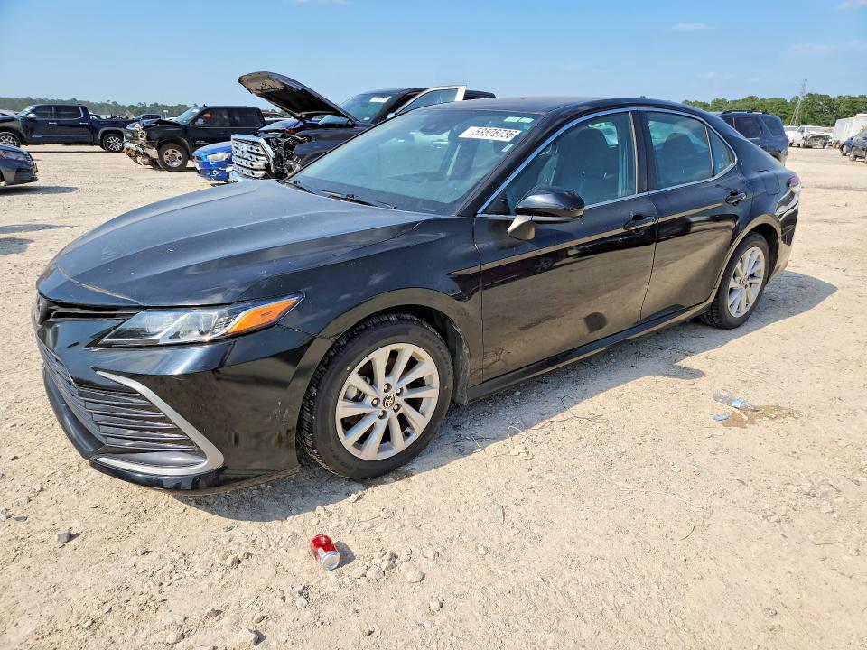 53576736 :رقم المزاد ، 4T1C11AK5NU010440 vin ، 2022 Toyota Camry مزاد بيع