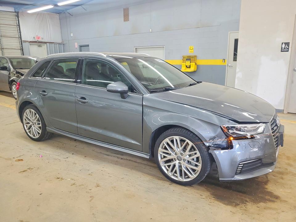 54294506 :رقم المزاد ، WAUUPBFF9JA092285 vin ، 2018 Audi A3 مزاد بيع