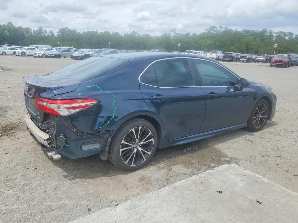 55047956 :رقم المزاد ، 4T1B11HK5JU616980 vin ، 2018 Toyota Camry مزاد بيع