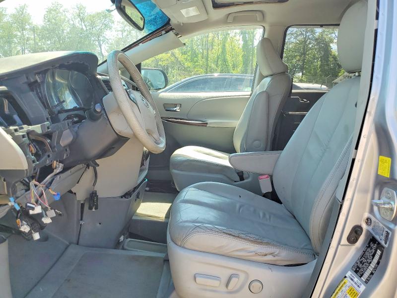 51244106 :رقم المزاد ، 5TDYK3DCXBS104773 vin ، 2011 Toyota Sienna مزاد بيع