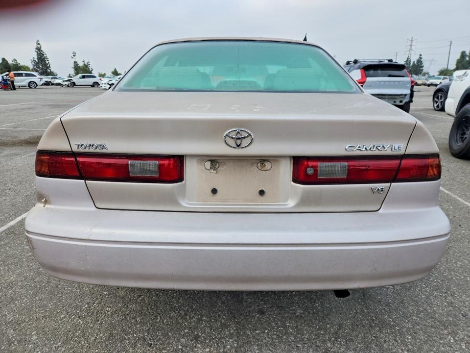 54810086 :رقم المزاد ، 4T1BF22K1WU056768 vin ، 1998 Toyota Camry مزاد بيع