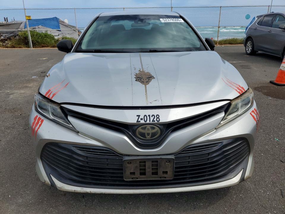 52378506 :رقم المزاد ، 4T1B11HKXJU553777 vin ، 2018 Toyota Camry مزاد بيع