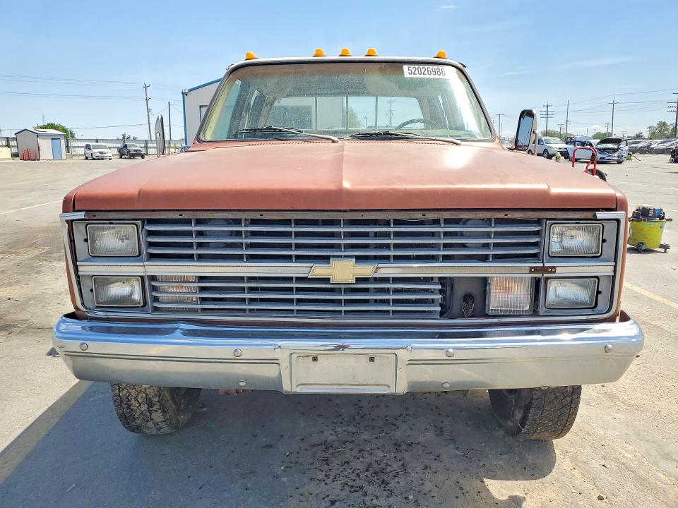 52026986 :رقم المزاد ، 1GCHK33M2DS109938 vin ، 1983 Chev K30 مزاد بيع