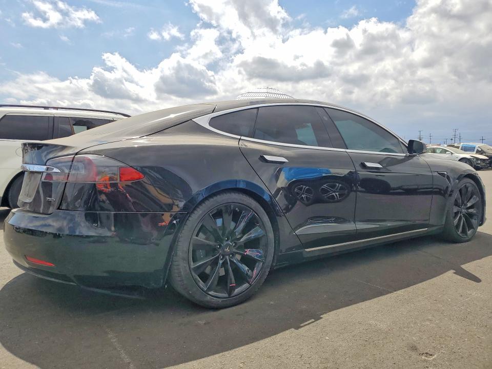 55045946 :رقم المزاد ، 5YJSA1E23JF276987 vin ، 2018 Tesla Model S مزاد بيع