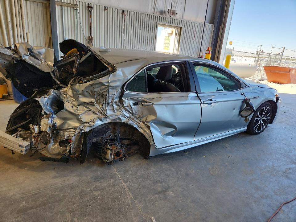 52078956 :رقم المزاد ، 4T1B21HK8JU002924 vin ، 2018 Toyota Camry Hybrid مزاد بيع