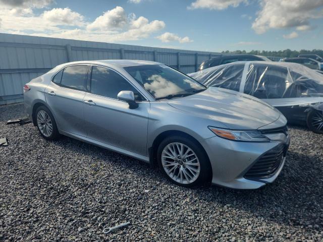 52181036 :رقم المزاد ، 4T1B11HK8JU133032 vin ، 2018 Toyota Camry مزاد بيع