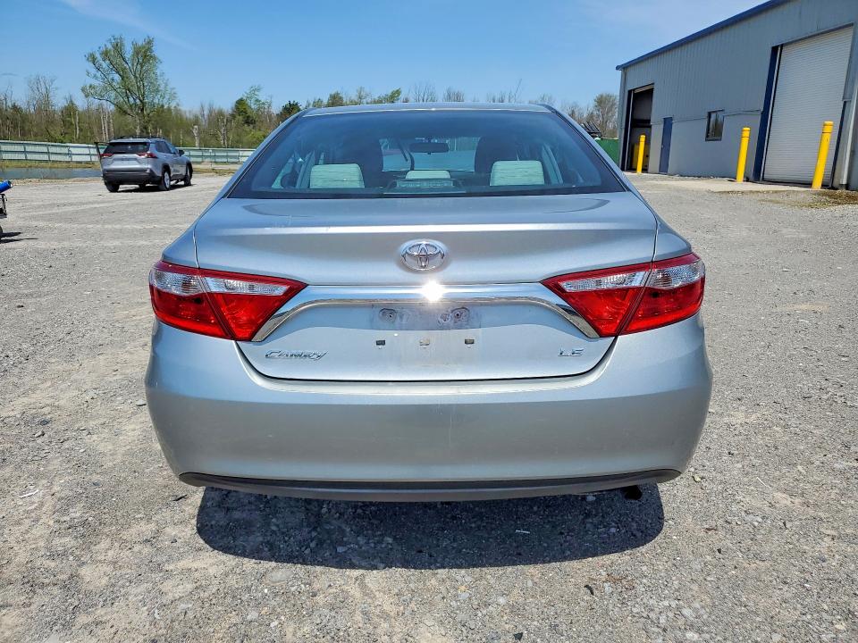 52207556 :رقم المزاد ، 4T4BF1FK3FR493519 vin ، 2015 Toyota Camry مزاد بيع