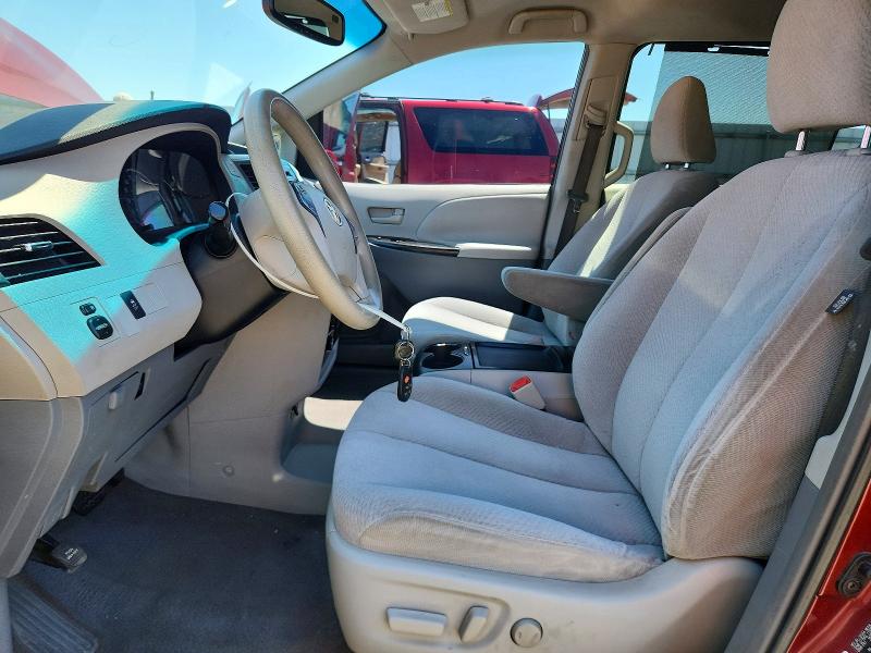 52709826 :رقم المزاد ، 5TDKK3DC5BS085040 vin ، 2011 Toyota Sienna مزاد بيع
