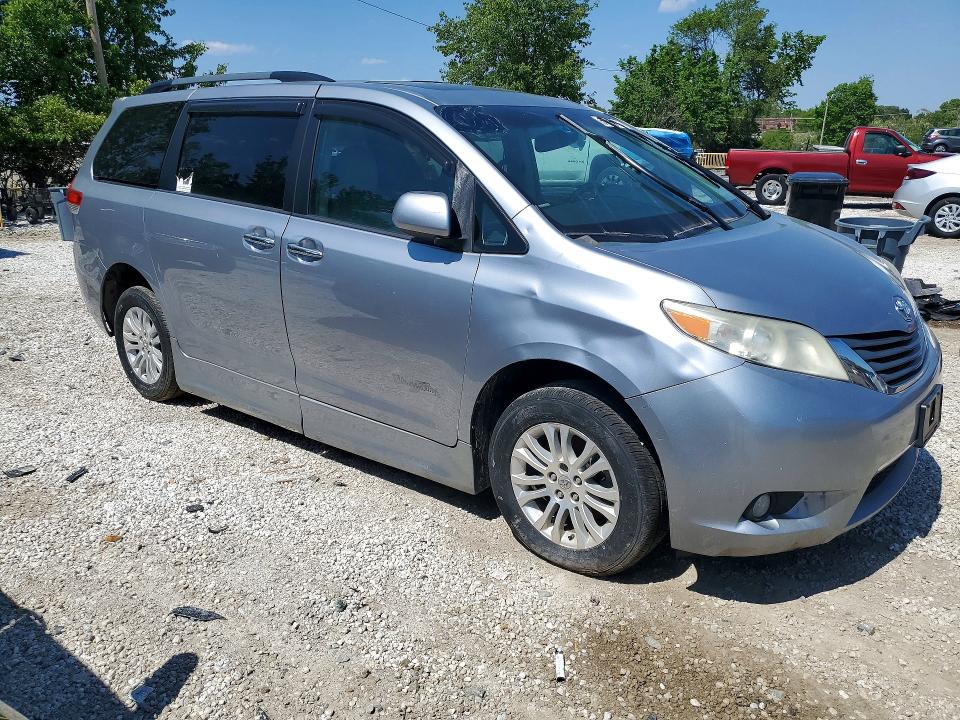 51244106 :رقم المزاد ، 5TDYK3DCXBS104773 vin ، 2011 Toyota Sienna مزاد بيع