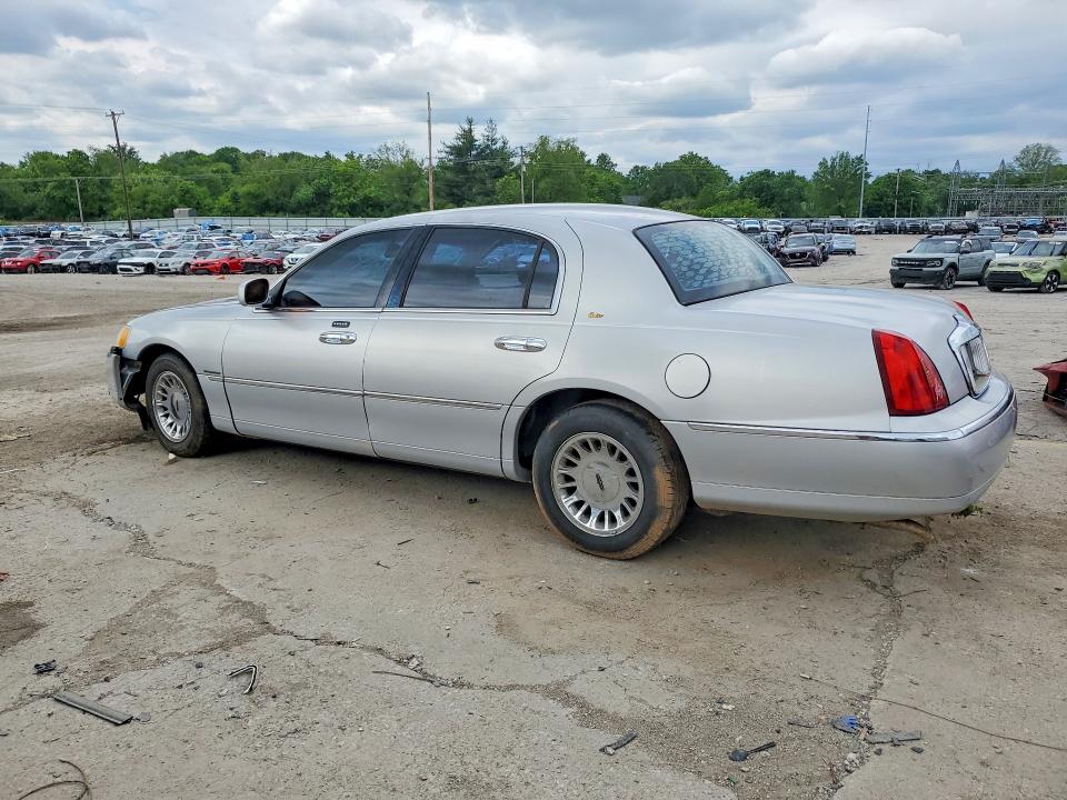 2001 Lincoln Town Car მანქანა იყიდება აუქციონზე, vin: 1LNHM83W11Y723702, აუქციონის ნომერი: 51761476