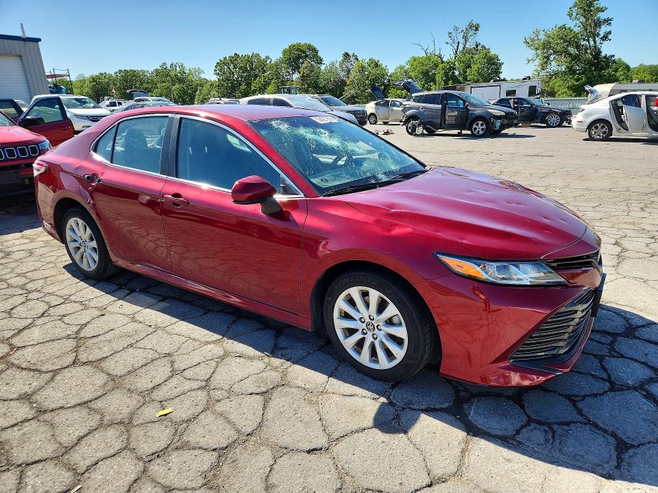 52422956 :رقم المزاد ، 4T1B11HK8KU747922 vin ، 2019 Toyota Camry مزاد بيع