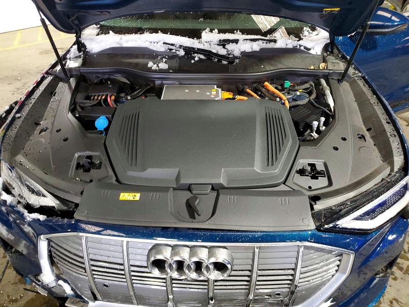 52542546 :رقم المزاد ، WA1LAAGE4NB032456 vin ، 2022 Audi E-tron مزاد بيع